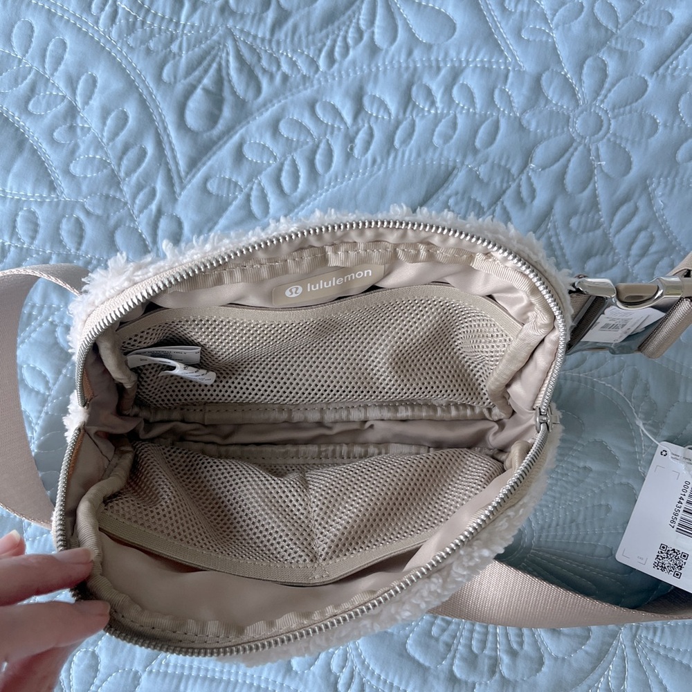 Lululemon Everywhere Belt Bag Fleece - Picture 6 of 6